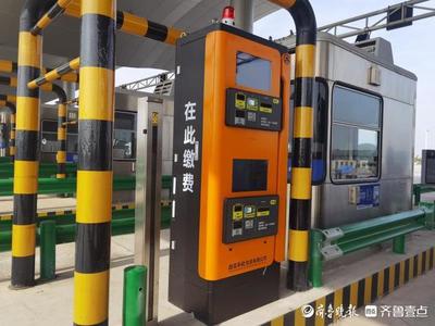 青島膠東機(jī)場(chǎng)收費(fèi)站啟用智能“收費(fèi)機(jī)器人”，引領(lǐng)省內(nèi)交通收費(fèi)新變革